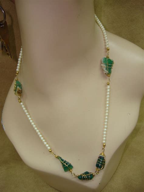 LOVELY VINTAGE FRESHWATER PEARL CAGED NATURAL CHRYSOPRASE NECKLACE