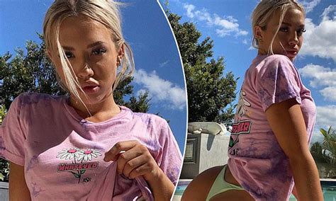 Tammy Hembrow Shows Off Curves Poolside At Gold Coast Home Daily Mail Online