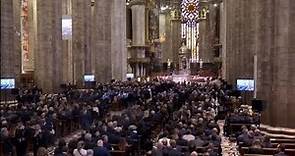 Veronica Lario al funerale di Silvio Berlusconi, siede in seconda fila