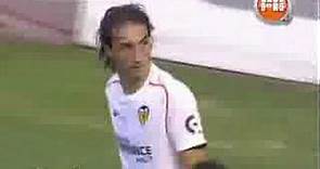 Masoud Shojaei dribbles against valencia