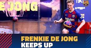 Frenkie de Jong touches the ball for the first time at Camp Nou