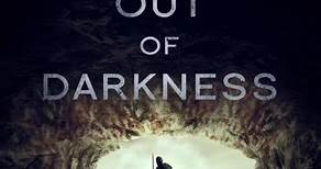 "Out of Darkness", la película de thriller y supervivencia esta protagonizada por Safia Oakley-Green, Chuku Modu, Kit Young, Iola Evans, Luna Mwezi y Arno Luening. Se estrena en cines de EE. UU. el 9 de febrero de 2024. Sinopsis: Una pequeña embarcación llega a las orillas de un paisaje crudo y desolado, un grupo de seis personas ha luchado a través del mar Angosto para encontrar un nuevo hogar. Están hambrientos, desesperados y viven hace 45.000 años en la Tierra, primero deben encontrar refugi