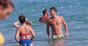Sergi Roberto y Coral Simanovich dan rienda suelta a su amor en las playas de Ibiza