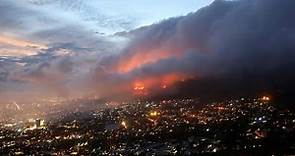 Evacuan la Universidad de Ciudad del Cabo mientras un incendio arrasa con el edificio