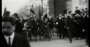 ROYALTY: March past Prince Leopold under Arc de Triomphe (1928)