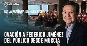 Federico Jiménez Losantos recibe una ovación del público en el programa especial desde Murcia