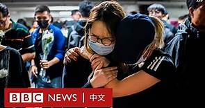 周梓樂不治：香港多區燭光悼念「反送中」衝突中墮樓大學生 － BBC News 中文