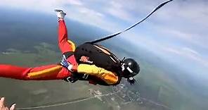 Dramático rescate: una mujer se tiró de un paracaídas y tuvo que ser auxiliada por su instructor