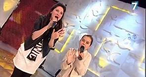 Lodovica Comello y Julia cantan 'Universo'