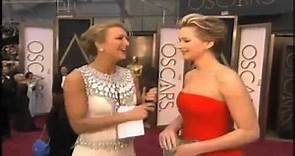 Jennifer Lawrence cade sul Red Carpet degli Oscar 2014 - JLaw falls (interviste - interviews)