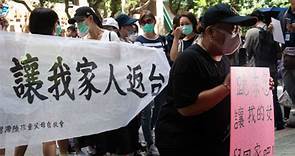 台湾批准11地境外学生返台，却封杀陆生和陆配子女，民众下跪哭求……