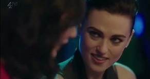 Katie McGrath más conocida como Lena Luthor besa sólo a personajes femeninos 💚💚💚