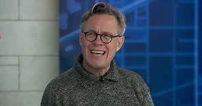 Alex Jennings, of Netflix’s ‘The Crown,’ explains to WGN anchor how he does a Chicago accent