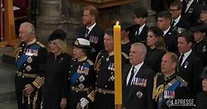 Funerali Regina, il principe Harry commosso ma sembra non cantare l'inno