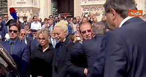L'ultimo saluto di Marta Fascina a Silvio Berlusconi dopo i funerali di Stato al Duomo di Milano