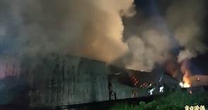 桃園大園3連棟鐵皮工廠大火 現場爆炸聲不斷 - 桃園市 - 自由時報電子報