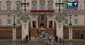 L'incoronazione del Re: la carrozza con Carlo III e Camilla esce da Buckingham Palace