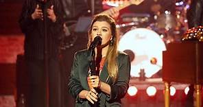 Kelly Clarkson Fans Declare She Has 'the Best Christmas Music' After Spirited Performance