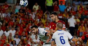 España - Chipre | Golazo de cabeza de Mikel Merino (2-0)