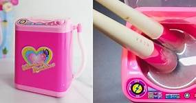 大創粉紅「迷你洗衣機」爆紅！除了洗刷具竟然能變成啤酒機，絕對是彩妝控最療癒的玩具