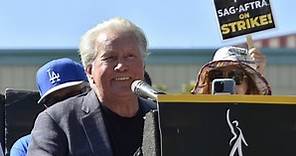 Martin Sheen delivers powerful speech at Hollywood union rally