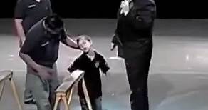 El niño que se robo totalmente el show 🤣 #hipnosis #johnmilton #johnmiltonoficial #risas #viral