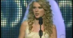 Taylor Swift receives CMA Horizon Award