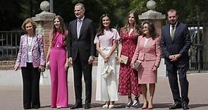 La infanta Sofía recibe la confirmación junto a los Reyes, su hermana Leonor y sus abuelos, pero con la ausencia de Juan Carlos