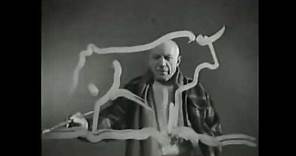 Pablo Picasso pintando y esculpiendo en su taller