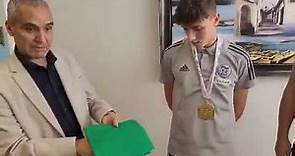 Le gardien algérien Mastias HAMMACHE des U17 offre son maillot au consul d’Algérie à Montréal