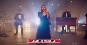 Kelly Clarkson & Brett Eldredge — Under the Mistletoe (The Original Santa Claus Parade) [HD]