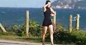 Maria Casadevall dança sozinha na orla da praia