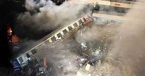 Grecia, scontro tra un treno merci e uno passeggeri, vagoni in fiamme: 29 vittime