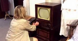 Vintage Philco Television Set 1949 Model # 50-T-1404 Exclusive built-in Aerial System.