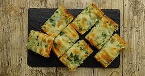 Pane all'aglio e formaggio: solo due ingredienti per preparare un saporito antipasto!
