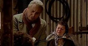 Un borghese piccolo piccolo (1977) - Sordi mostra l'assassino del figlio alla moglie paralizzata