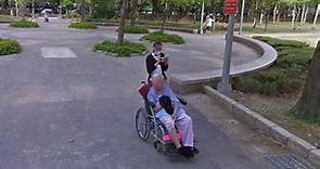 「妳把老人帶開！」少婦公園趕長輩 印尼看護一句神回超讚｜東森新聞