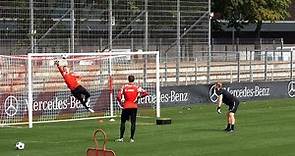 Die VfB-Torhüter um Alex Nübel im Torwarttraining vor Buli-Start und Spielaufbau mit der Mannschaft
