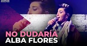 Alba Flores y su pañuelo palestino en el escenario cantando "No dudaría" con su tía Rosario