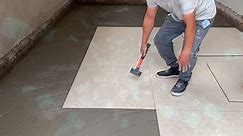 铺地砖有两种方法，主要分为排版和不排版，干铺瓷砖确实要快很多