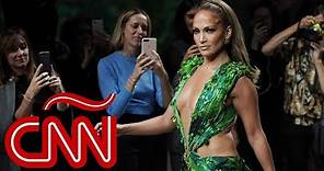 Jennifer López deslumbra de nuevo con su icónico vestido verde casi 20 años después