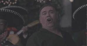 Jesús Ochoa canta "Bajo el mismo techo" en la película AQUI ENTRE NOS