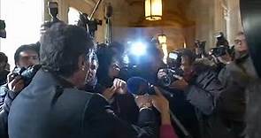 L’arrivée agitée de Cahuzac à son procès sous une cohue de journalistes