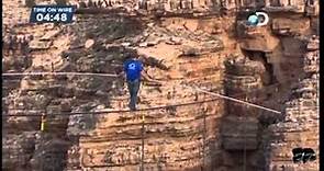 Attraversa il Gran Canyon su una fune senza alcuna rete di protezione a 450 metri d'altezza