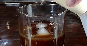 Para los amantes de la leche y el café, el cóctel Alfonso XIII es una mezcla sencilla de solo dos ingredientes. La receta requiere partes iguales de licor de café y leche evaporada revuelto sobre hielo para hacer una bebida cremosa muy parecida a un Ruso Blanco, pero sin el vodka. La textura rica y cremosa ayudará a este trago bajar bien suave. . . . . #coctel #cocteleria #coctelfacil #alfonsoxiii #digestivo #tragoscoquetos #afrodisiaco #alfonso13