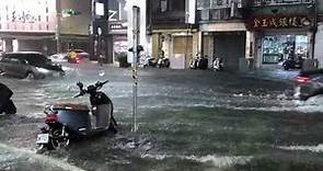 午後大雷雨狂炸災情嚴重 嘉義市中山路淹大水