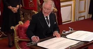 Carlo III firma: troppe penne sulla scrivania, il re le fa spostare