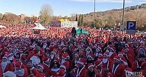 Torino, il raduno di 50mila Babbi Natale all'ospedale Regina Margherita