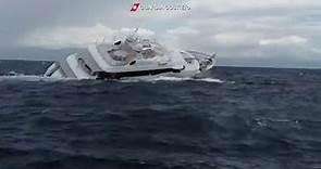 Le immagini del mega yacht di 40 metri che affonda a largo di Catanzaro Lido