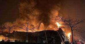 直擊》大園物流倉儲深夜惡火狂燒 3000平方公尺廠房成灰燼 - 社會